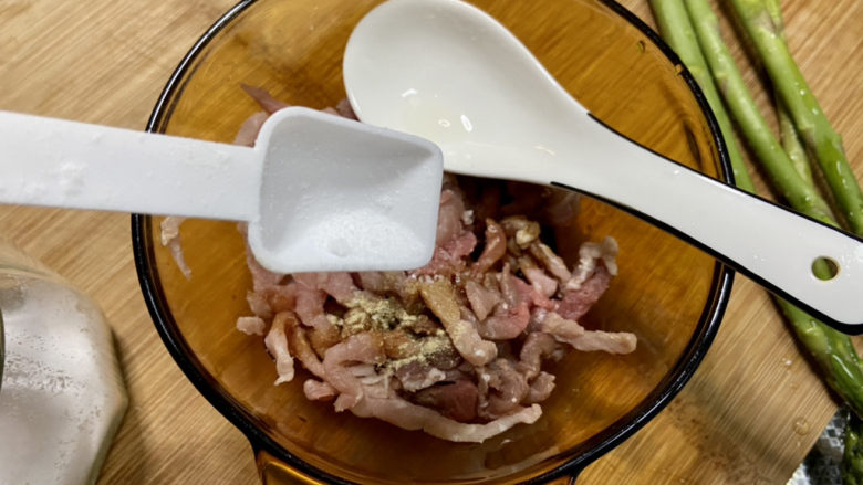 小炒毛豆➕毛豆干子炒肉丝,加入一汤匙料酒,半茶匙生抽,少许<a style='color:red;display:inline-block;' href='/shicai/ 3729'>白糖</a>,一点白胡椒粉,一点食盐,抓拌均匀
