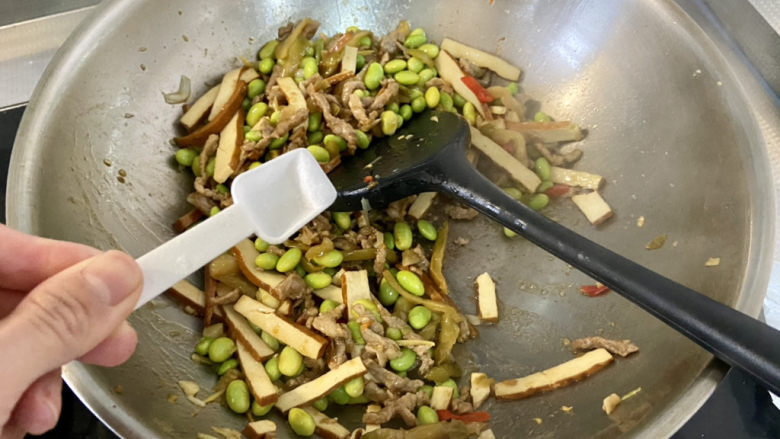 小炒毛豆➕毛豆干子炒肉丝,尝下咸淡,根据自己口味添加少许食盐,翻炒均匀即可出锅