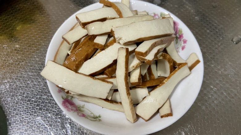 小炒毛豆➕毛豆干子炒肉丝,水再开,加入少许料酒,加入豆干焯水一分钟沥水盛出