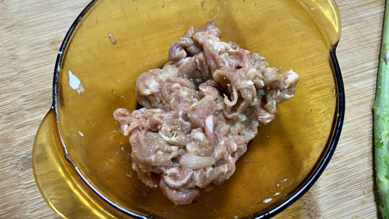 小炒毛豆➕毛豆干子炒肉丝,再加入半汤匙淀粉抓拌均匀,最后加入了半汤匙食用油抓匀锁住水分,腌制10分钟