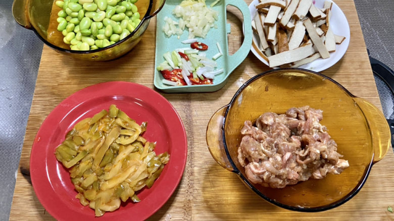 小炒毛豆➕毛豆干子炒肉丝,全部食材准备好,如果怕榨菜丝太咸,可以用清水淘洗几遍