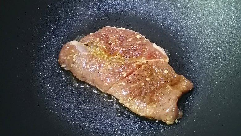 黑椒牛扒,加入牛肉，煎至底部变色