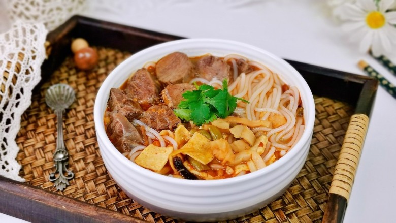 酸汤米线,简单快手的酸辣<a style='color:red;display:inline-block;' href='/shicai/ 547'>米粉</a>,食材丰富,太满足了。
