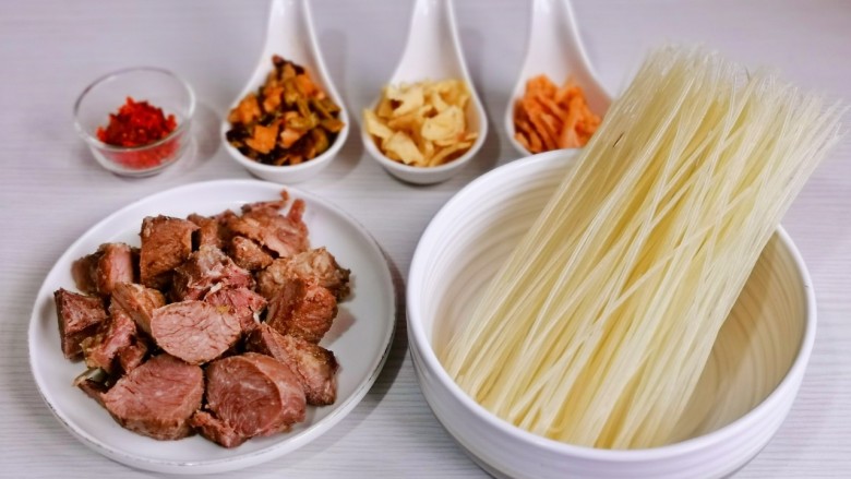 酸汤米线,准备食材,<a style='color:red;display:inline-block;' href='/shicai/ 4087'>酱牛肉</a>切小块。