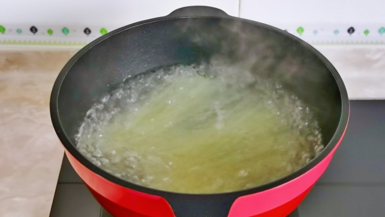 酸汤米线,水烧开后下粉,中火煮,可以多次淋入冷水。