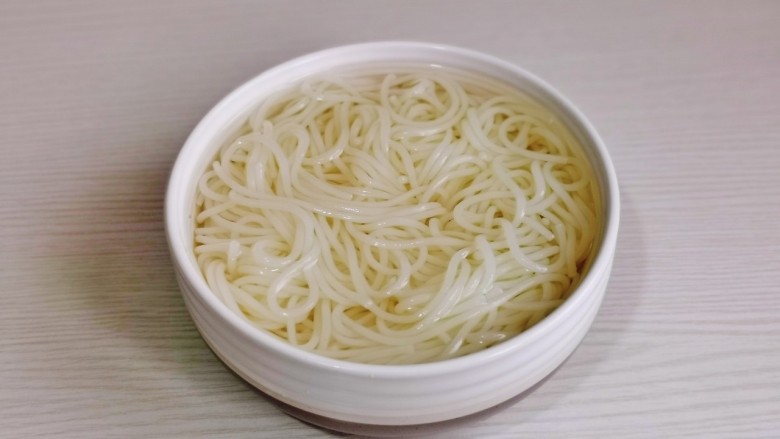 酸汤米线,过冷水,这样粉的口感更好。