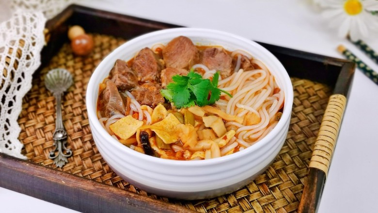 酸汤米线,大块牛肉太过瘾了。