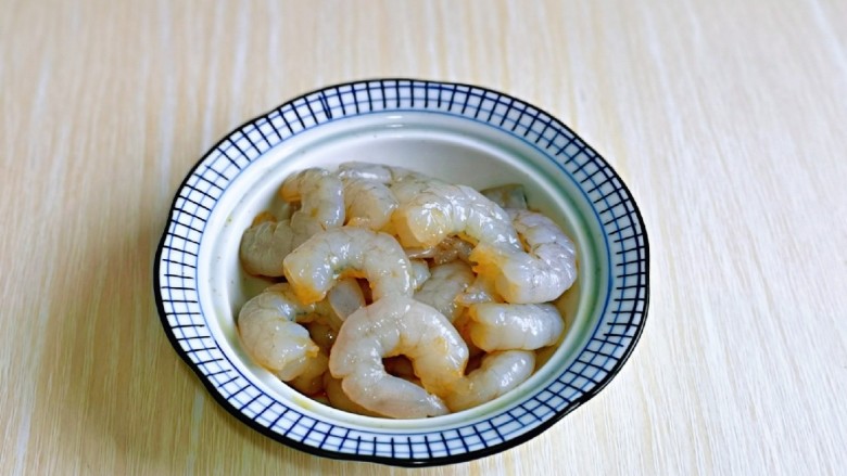 糖醋虾,抓拌均匀,腌制10分钟。