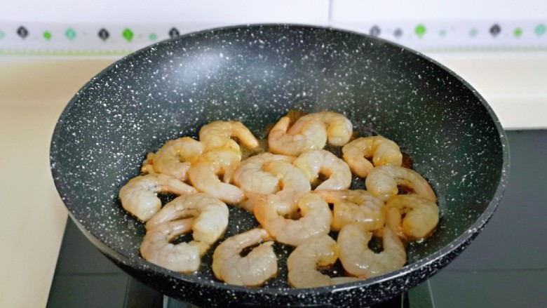 糖醋虾,起油锅,加入腌制好的虾仁小火煸炒。
