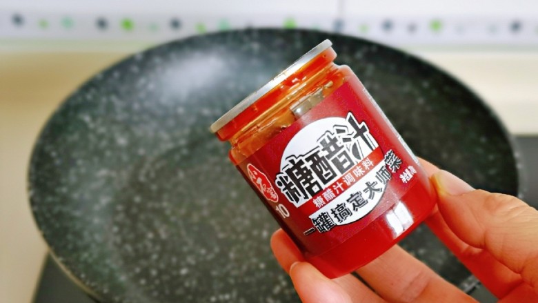 糖醋虾,锅中流底油,倒入<a style='color:red;display:inline-block;' href='/shicai/ 7990'>糖醋汁</a>。