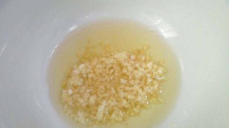 凉拌鱼皮,注入滚油,搅拌均匀