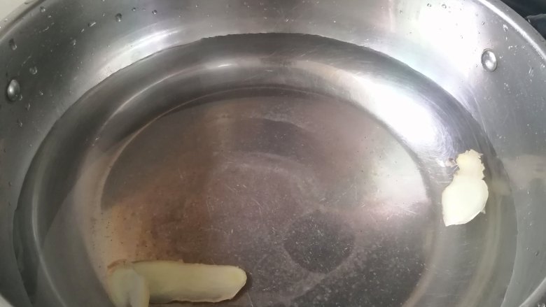 凉拌鱼皮,锅内加入适量清水,加入姜片,烧开
