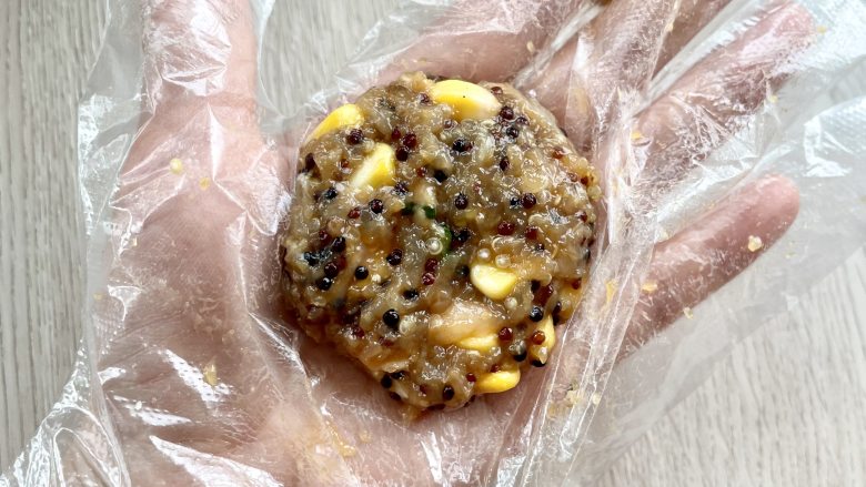 玉米藜麦鸡肉饼,低脂高蛋白,饱腹抗饿,抓一小团拌好的玉米藜麦鸡肉泥,做成小圆饼