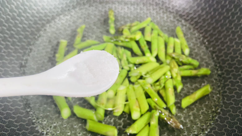 芦笋炒鸡蛋,锅中加入适量清水大火烧开,加入少许盐和食用油。放入芦笋焯烫30秒。