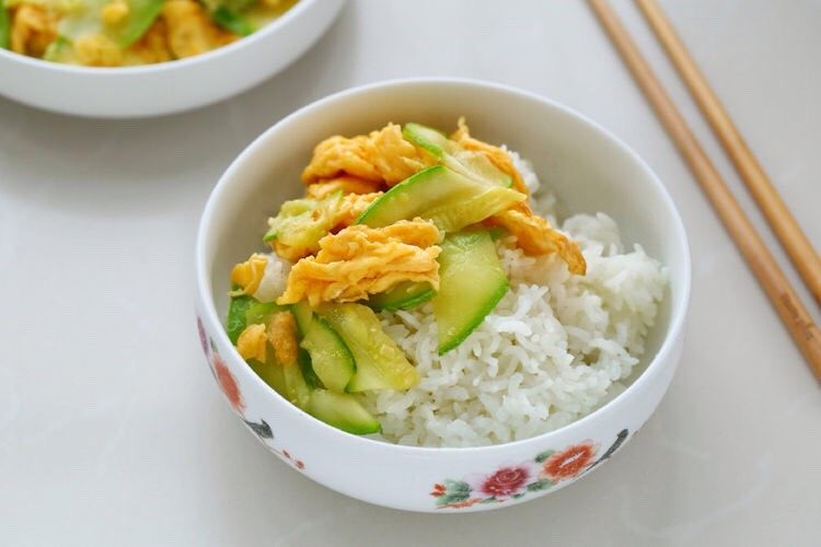 西葫芦炒鸡蛋,搭配米饭一起食用,也可以配粥,就算是早上吃也不会觉得腻哟!