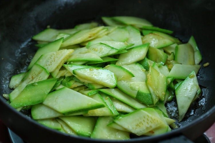西葫芦炒鸡蛋,锅中再倒入食用油烧热,放入西葫芦片大火快速翻炒变软。