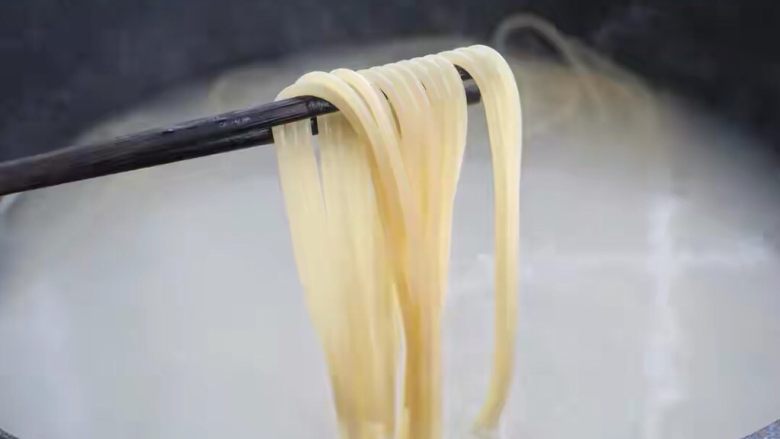 黑椒牛肉意面,锅中添入适量清水烧至沸腾,淋入一茶匙<a style='color:red;display:inline-block;' href='/shicai/ 851'>橄榄油</a>和盐,将意面呈放射状下入锅中煮10-12分钟。挑起一根意面掐断,中间没有白芯就可以捞出了,放进容器中加一匙食用油拌匀防止粘连。