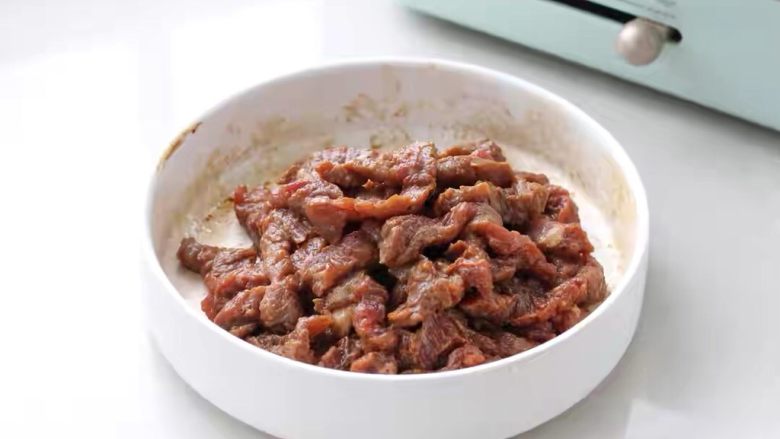 黑椒牛肉意面,抓拌均匀使之入味,放置一旁腌制十分钟。