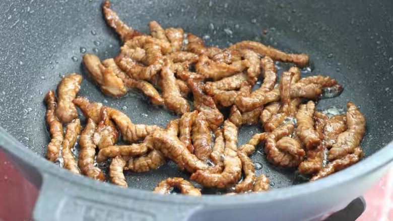 黑椒牛肉意面,另起锅倒适量食用油烧热,放入腌制好的牛肉炒至变色后盛出。