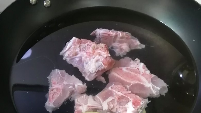 剑花猪骨汤,凉水加入猪骨,焯水10分钟