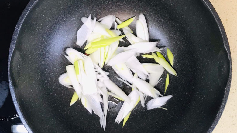 葱爆牛肉,加入大葱,煸炒至葱香