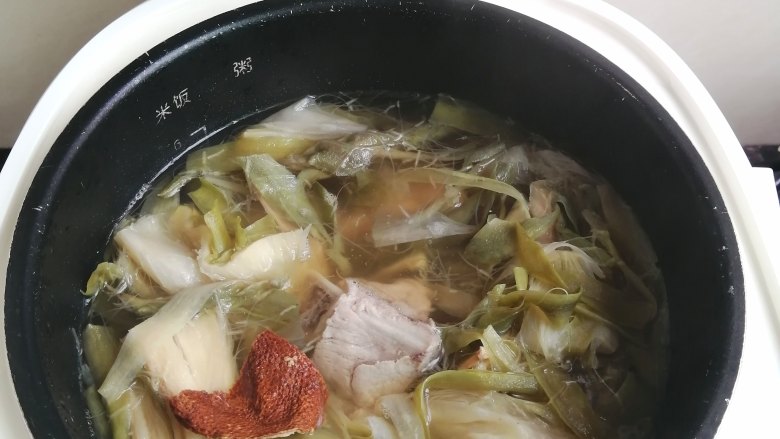 剑花猪骨汤,加入<a style='color:red;display:inline-block;' href='/shicai/ 3772'>陈皮</a>,继续煲1小时