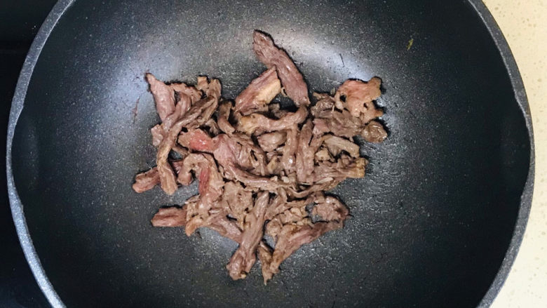 黑椒牛肉意面,一直翻炒至牛肉变色