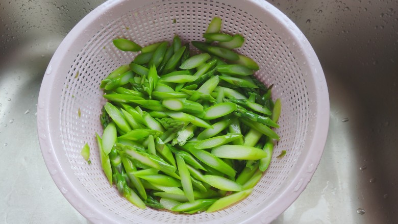 芦笋炒鸡蛋,控干水分