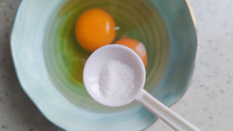 芦笋炒鸡蛋,加少许料酒,少许细盐
