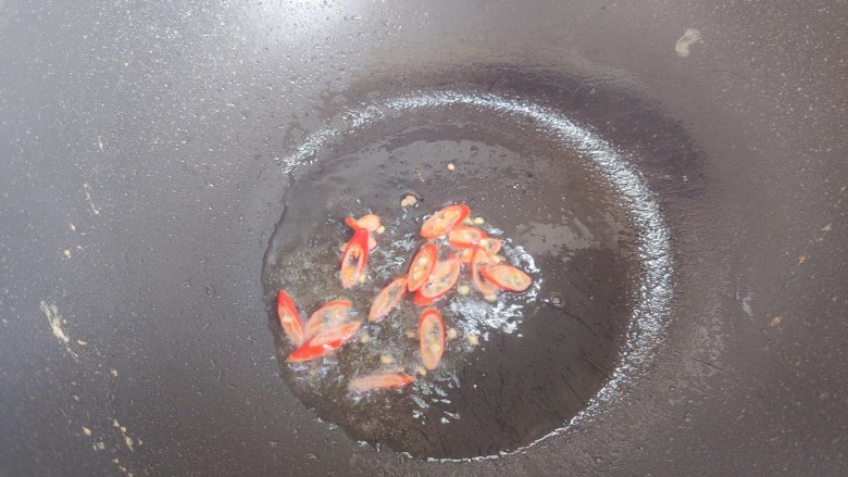 芦笋炒鸡蛋,锅内添少许食用油,下小米椒,煸香