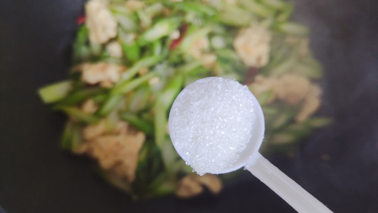 芦笋炒鸡蛋,加一小勺细砂糖,翻炒均匀,即可