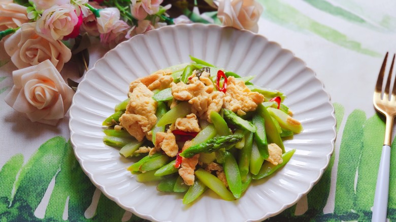 芦笋炒鸡蛋,色香味俱全