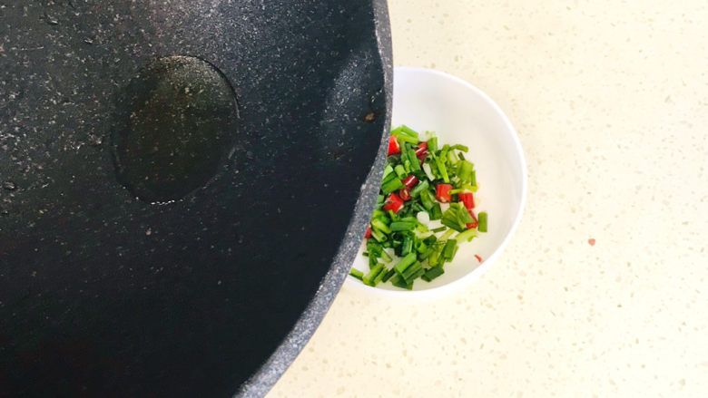凉拌西葫芦,趁着热度,浇进红辣椒和葱花中