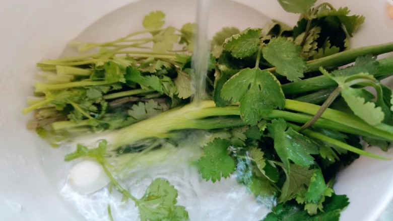 酸汤米线,香菜,葱洗净捞出