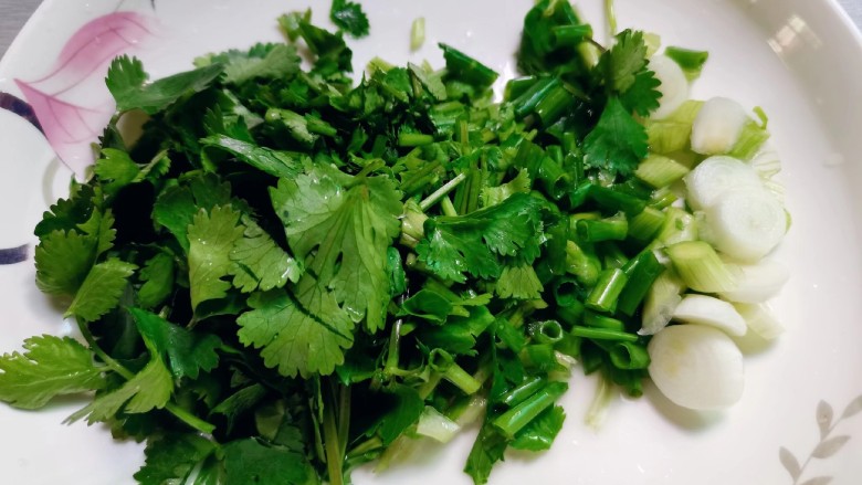 酸汤米线,洗好的香菜,葱切碎