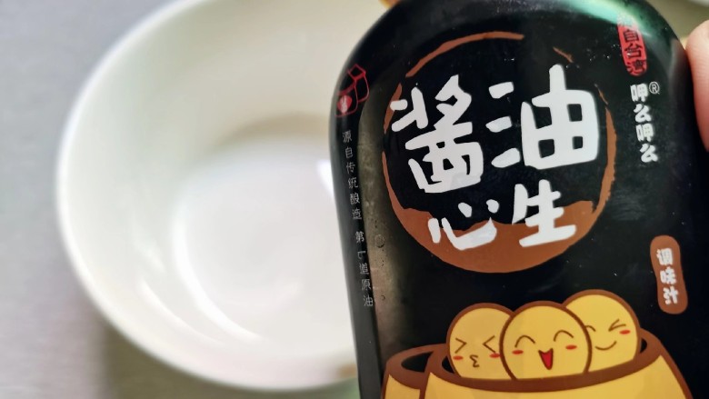 酸汤米线,准备碗1个,加1勺的<a style='color:red;display:inline-block;' href='/shicai/ 692'>酱油</a>
