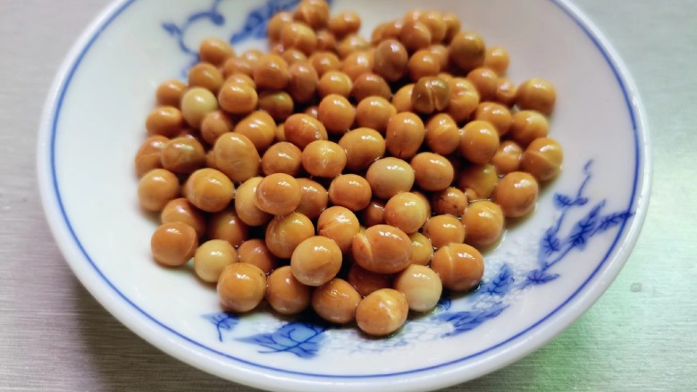 酸汤米线,捞出放凉