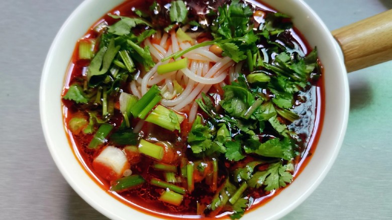 酸汤米线,撒些香菜,葱花