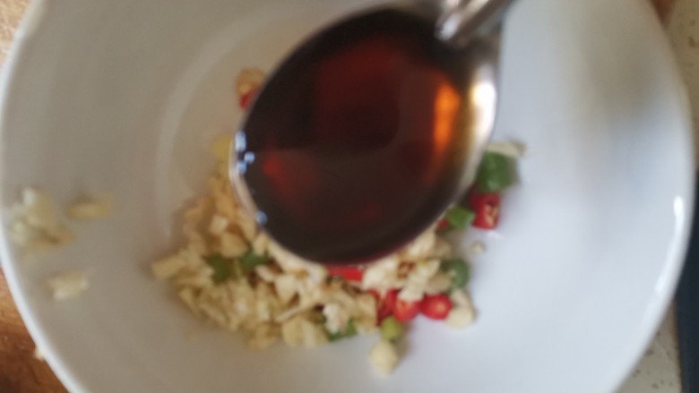 凉拌芦笋,把大蒜,小米椒,葱花加入碗中,加入两勺<a style='color:red;display:inline-block;' href='/shicai/ 788'>生抽</a>
