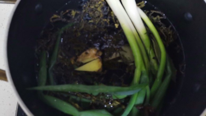 五香茶叶蛋,锅里烧水,加入配料,大火煮开