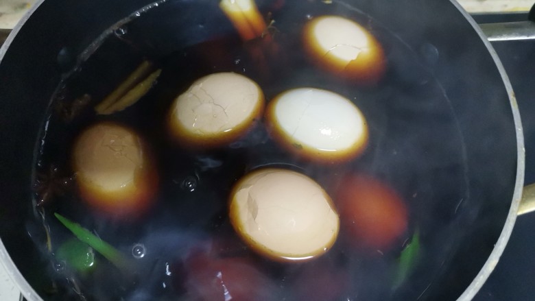 五香茶叶蛋,煮开后,把鸡蛋磕破放入锅里