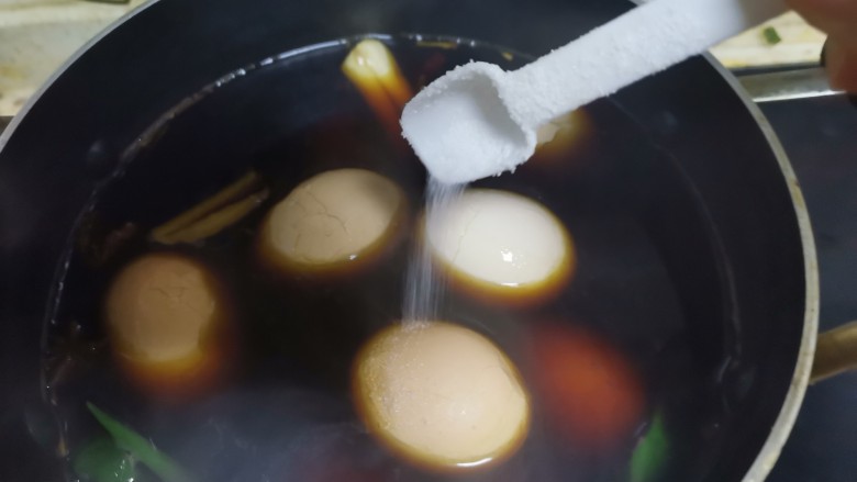 五香茶叶蛋,加入适量的盐,转小火煮10分钟