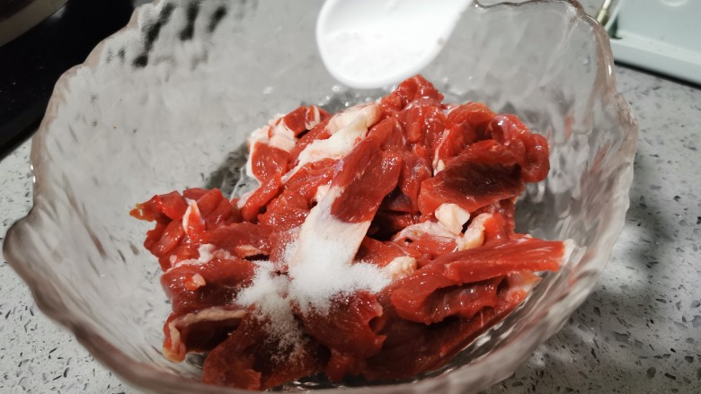 葱爆牛肉,盛入碗里,加入盐