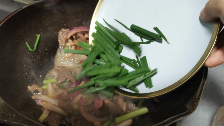 葱爆牛肉,先关火,再倒入葱叶部分