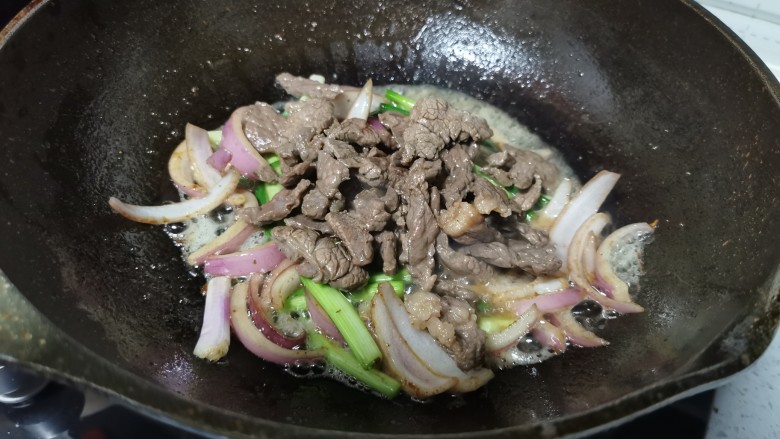 葱爆牛肉,倒入牛肉