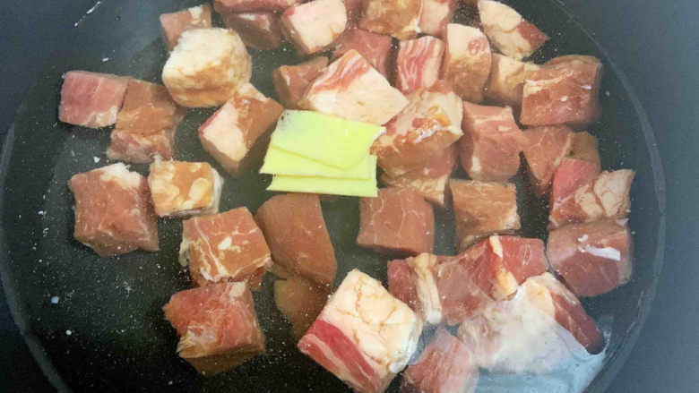 西红柿炖牛肉,冷水下锅,放入牛肉、3片姜片
