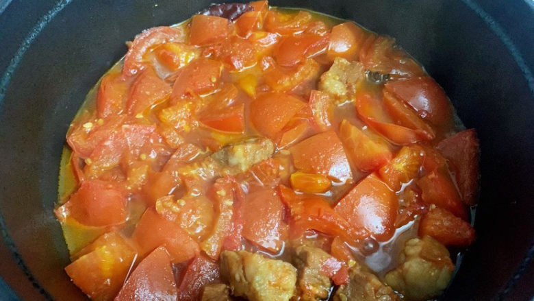 西红柿炖牛肉,继续煮10分钟,煮至汤汁浓稠即可