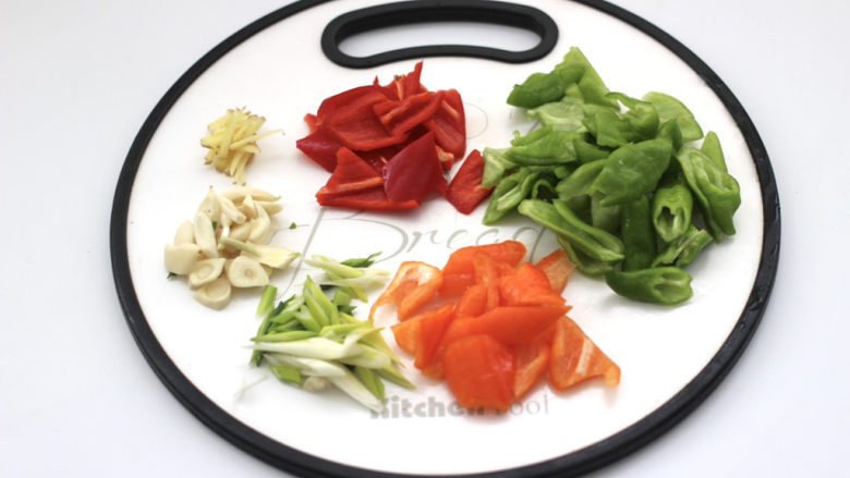 山药啤酒鸭,<a style='color:red;display:inline-block;' href='/shicai/ 3554'>彩椒</a>去籽切片，葱<a style='color:red;display:inline-block;' href='/shicai/ 37'>姜</a>蒜切碎。