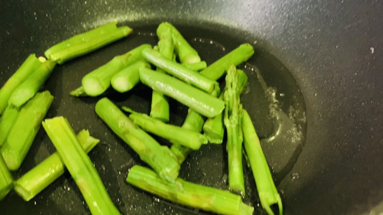 芦笋炒鸡蛋,再起锅,加食用油,热锅,倒入芦笋