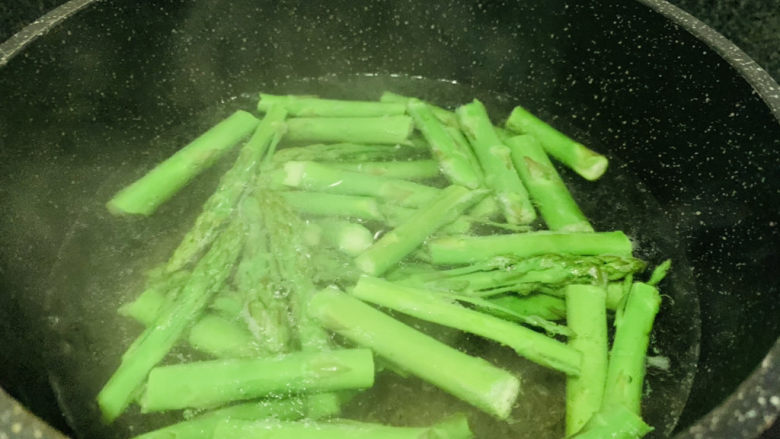芦笋炒鸡蛋,大火烧水,加入芦笋,焯水1分钟捞起